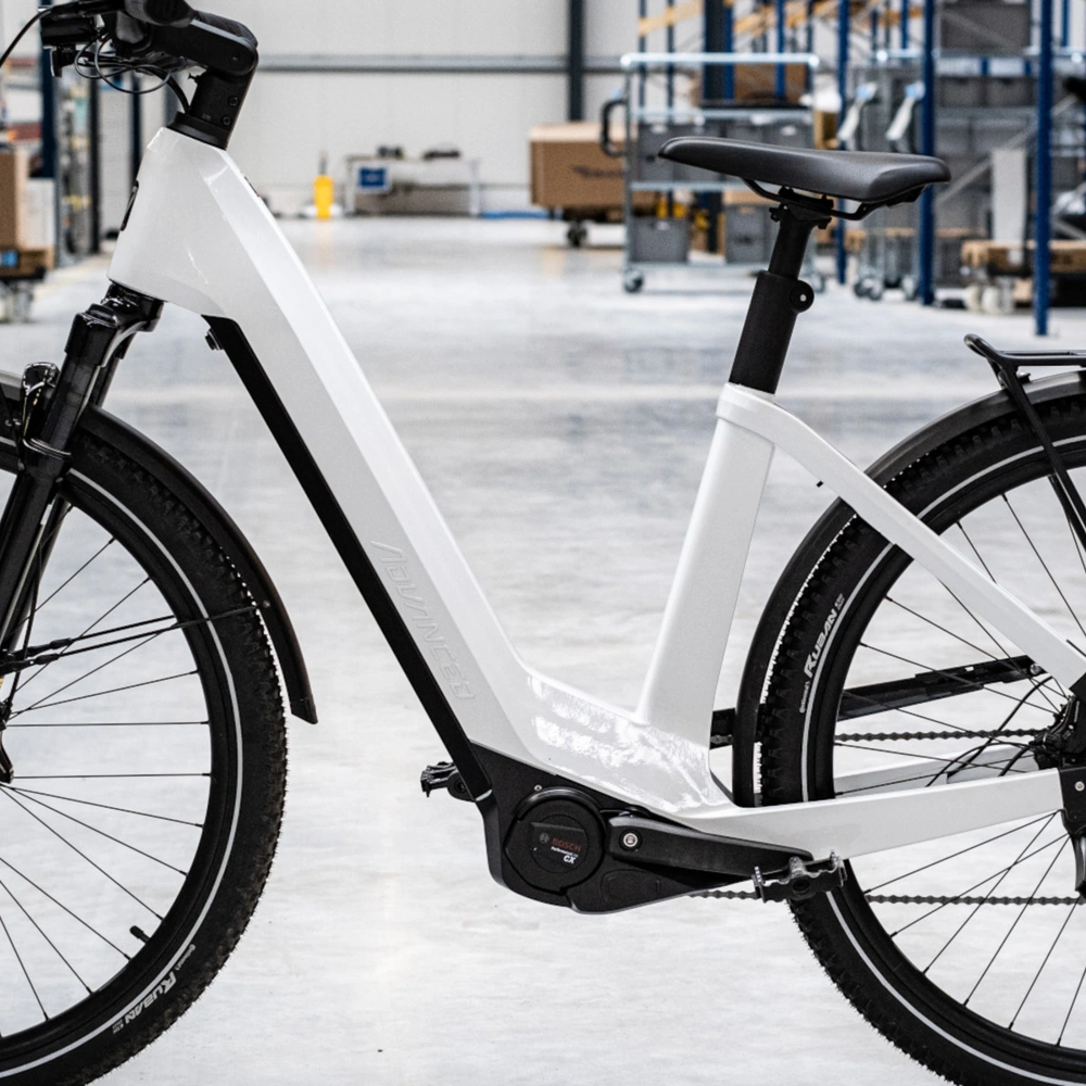 E-Bike steht in einer Halle einer Produktion in Deutschland