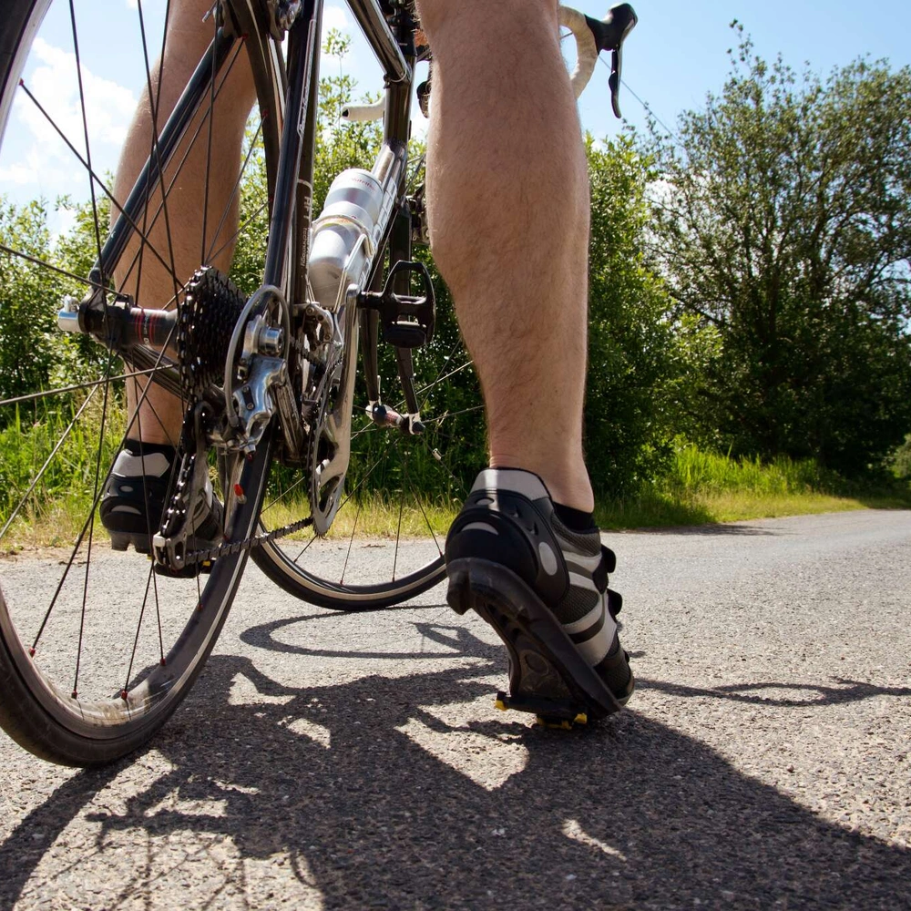 Eine Person sitzt auf einem Fahrrad.