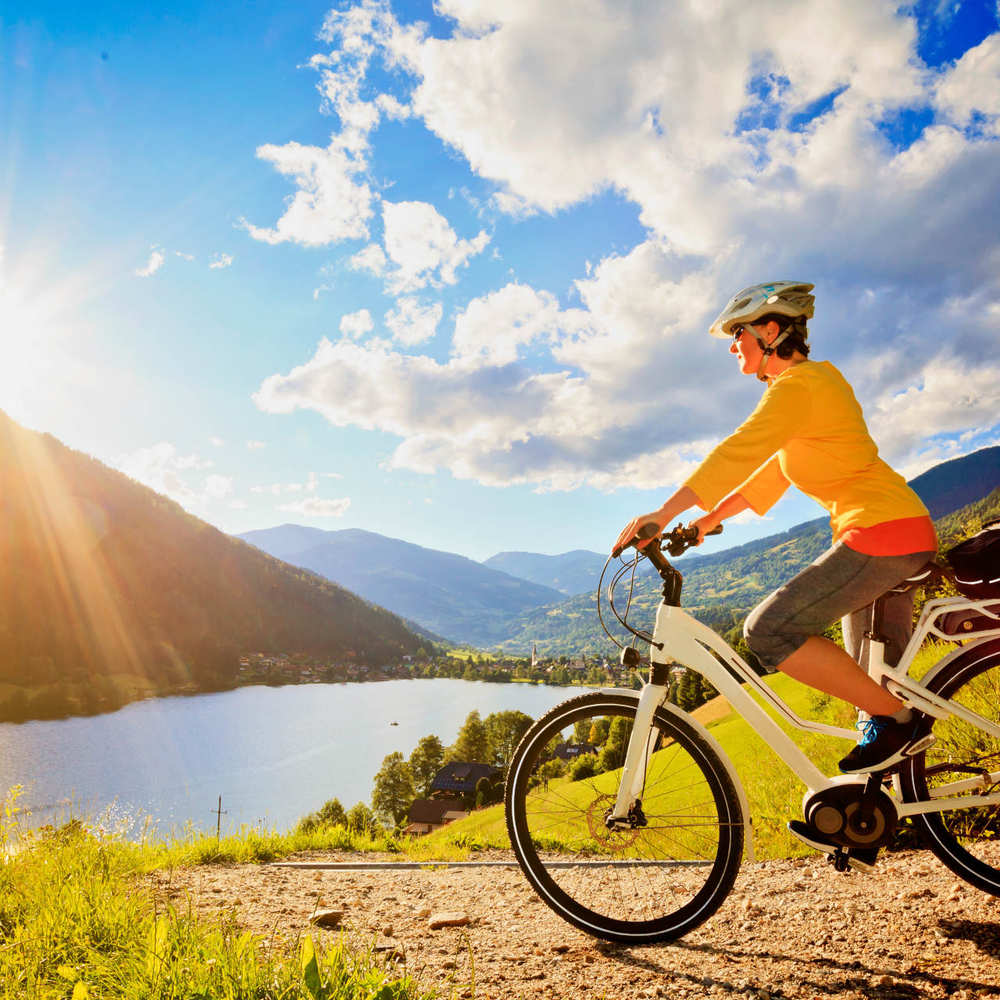 Welche Unterschiede gibt es zwischen E-Bike und Pedelec? Person fährt auf einem E-Bike