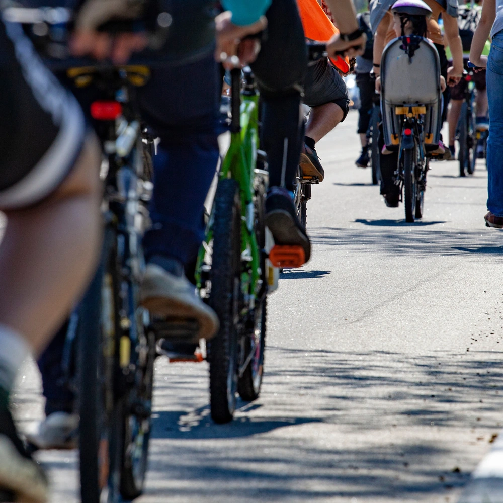 Viele Radfahrende fahren auf einer Strecke.