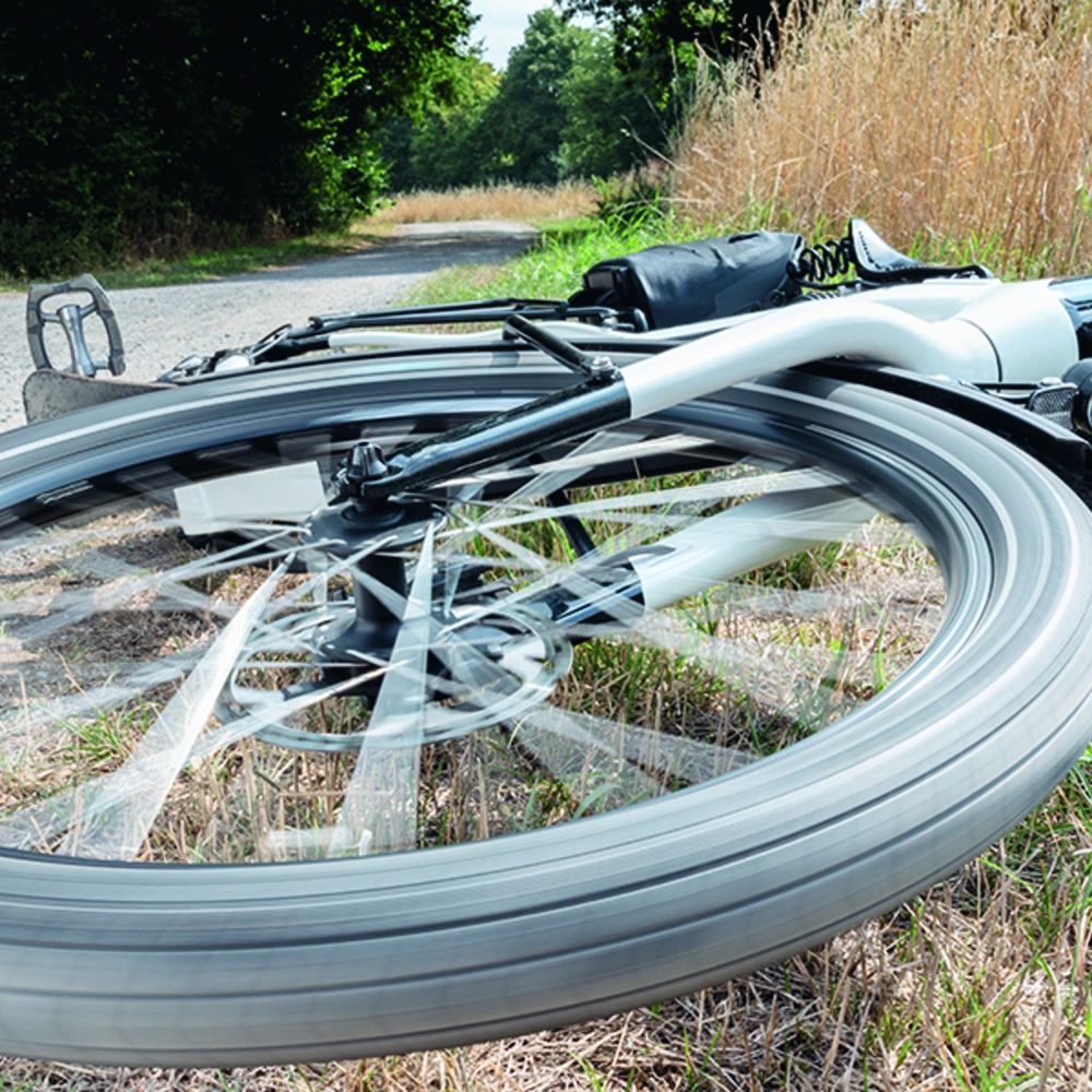 Umgekipptes Fahrrad auf einem Kiesweg