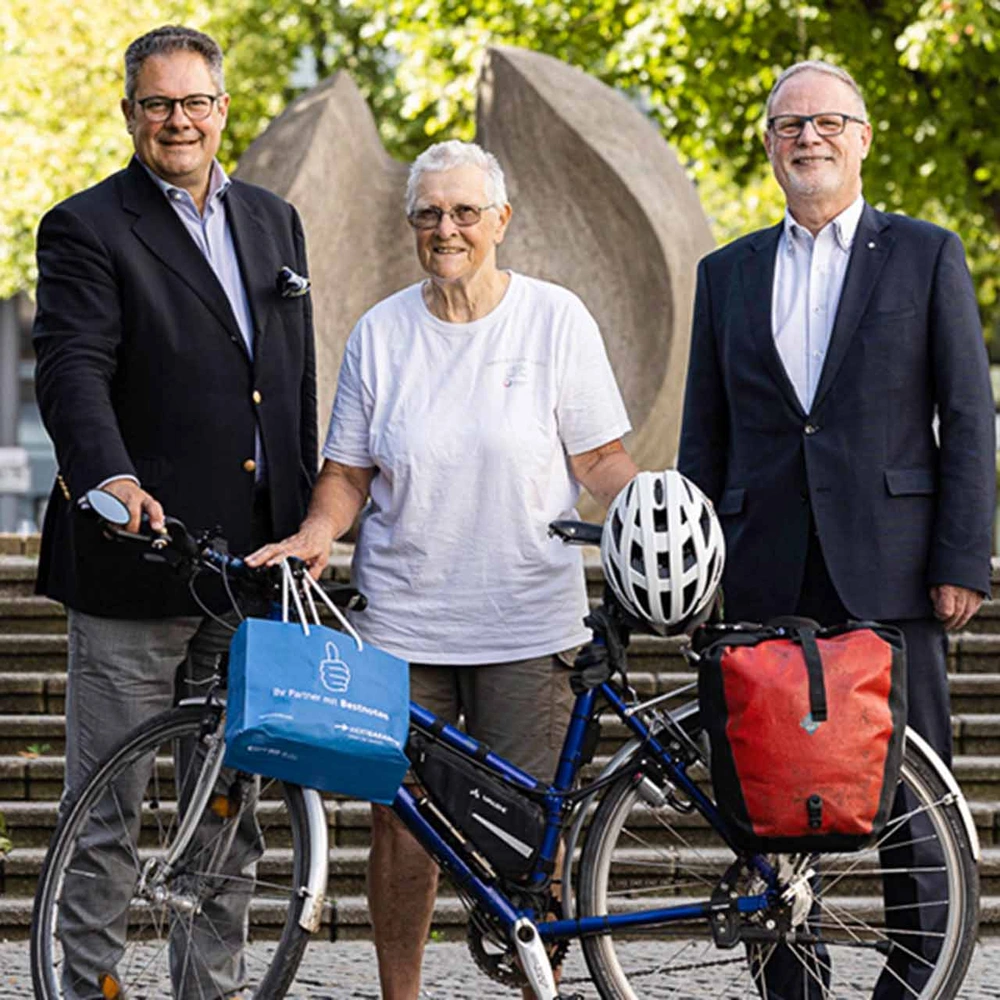 Marta Binder mit Patrick Döring und Georg Düsener, beide von Wertgarantie.
