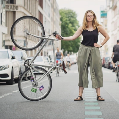 Isabell Eberlein mit Rad auf Straße