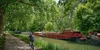 Entdecke den traumhaften Canal du Midi Radweg in Südfrankreich Radfahrer fährt am Canal du Midi in Frankreich entlang, auf dem Boote liegen.