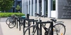 Bosch Battery Lock – die neue digitale E-Bike-Akku-Sperre Fahrräder stehen abgeschlossen an Fahrradständern