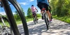Fahrrad fahren ist gesund – bringen Sie sich sanft in Form. Fünf Personen machen eine Fahrradtour bei gutem Sommerwetter.