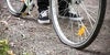 Fahrradpanne: Wenn dein Bike unterwegs schlapp macht. Mensch geht mit seinem Fahrrad spazieren.