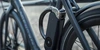 Cleveres Fahrradschloss Ein Fahrrad ist mit einem Fahrradschloss mit Fingerabdruck angeschlossen