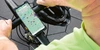Service Finder in der linexo App Eine Hand mit einem Smartphone auf einem Fahrradlenker, im Hintergrund ein Helm.
