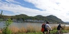 Erlebe Naturhighlights und kulturelle Städte auf dem Rheinradweg Radfahrer fahren am Rhein entlang auf Höhe des Drachenfelsens