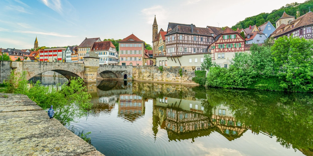 Malerische Altstadt von Schwäbisch Hall mit alten Häusern und einer Brücke