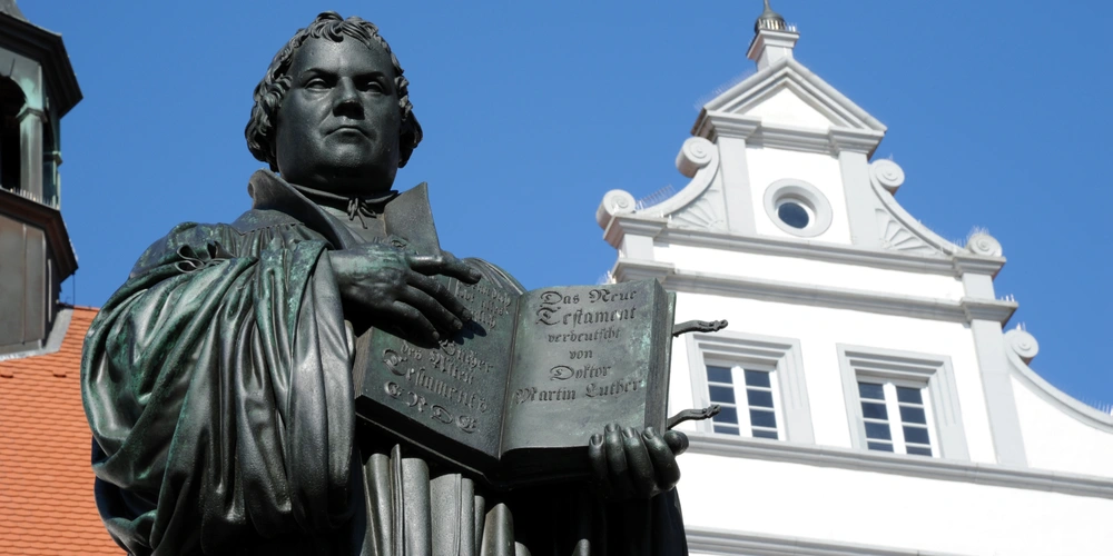 Lutherdenkmal vor dem Rathaus Wittenberg 