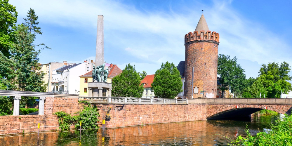 Brandenburg an der Havel, Steintorturm und Kriegerdenkmal 