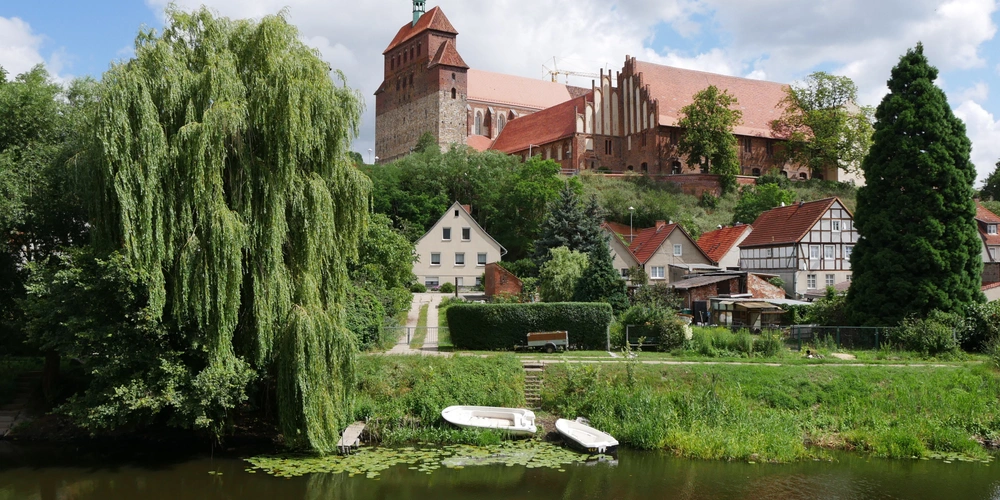 Blick vom Stadtgraben auf den Havelberger Dom in Havelberg in Sachsen-Anhalt 