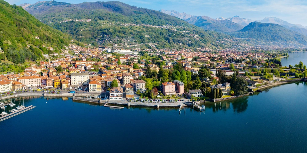 Luftaufnahme eines malerischen Ortes am Wasser, umgeben von Bergen.