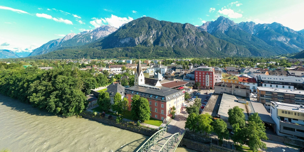 Blick auf die Stadt Lienz in Österreich mit Bergen im Hintergrund