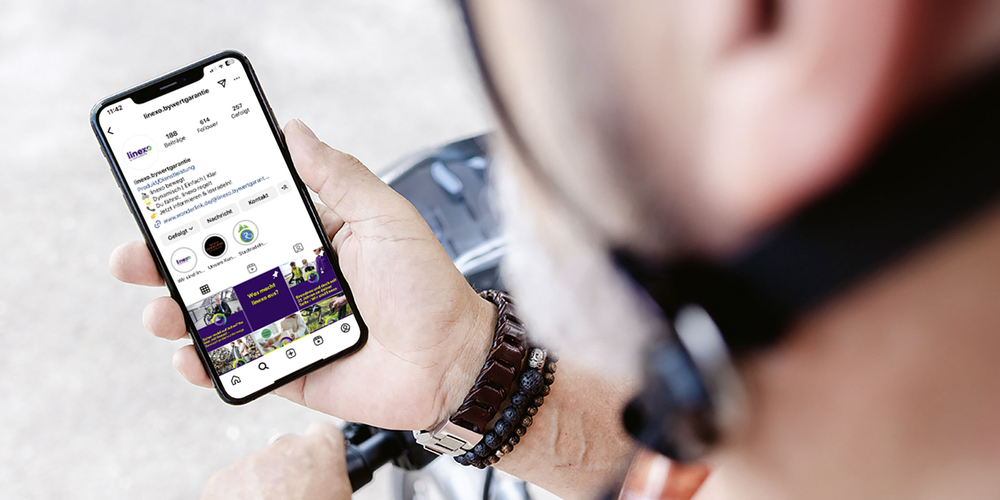 Fahrradfahrer guckt auf sein Handy