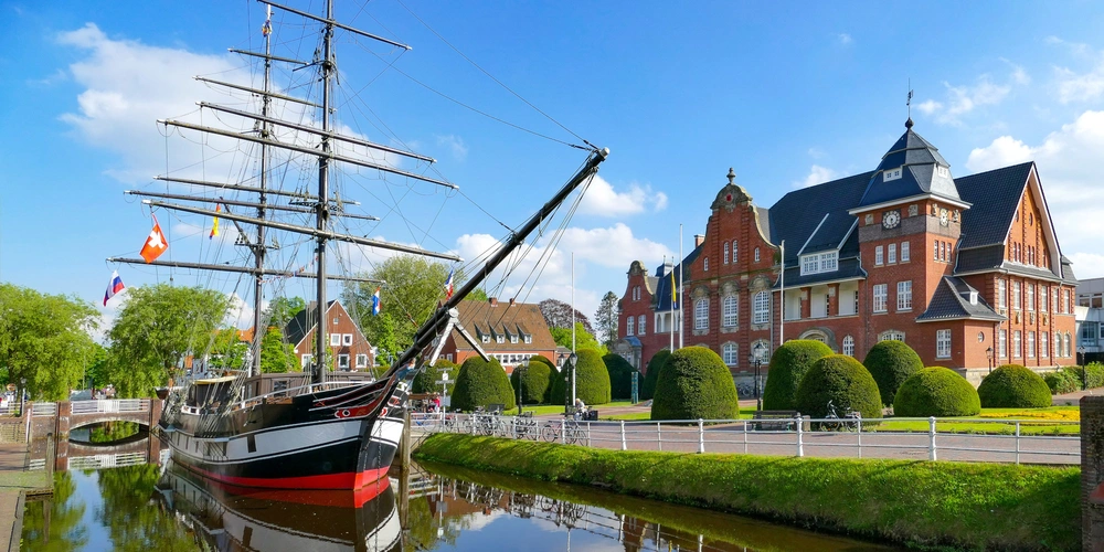 Museumsschiff und Rathaus in Papenburg