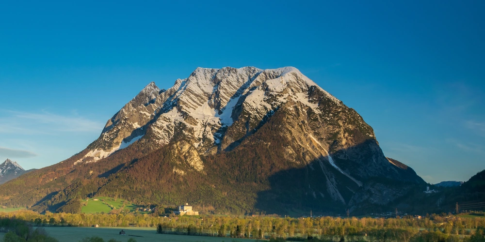 Das Bergmassiv Grimming mit dem Schloss Trautenfels
