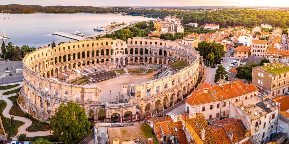 Blick auf das antike Amphitheater in Pula bei Sonnenuntergang