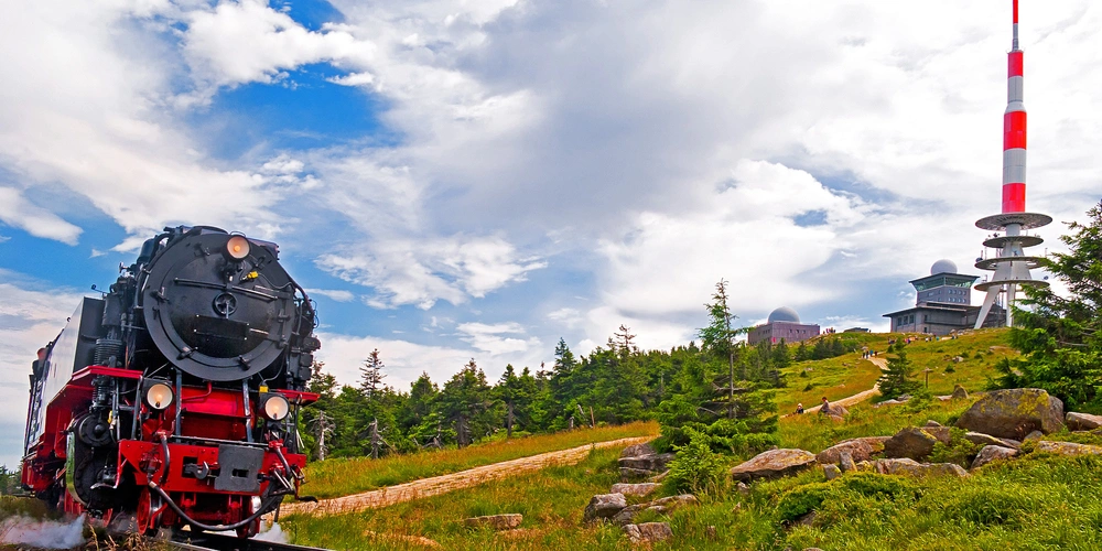 Der Brocken im Harz mit Brockenbahn und Gipfel 