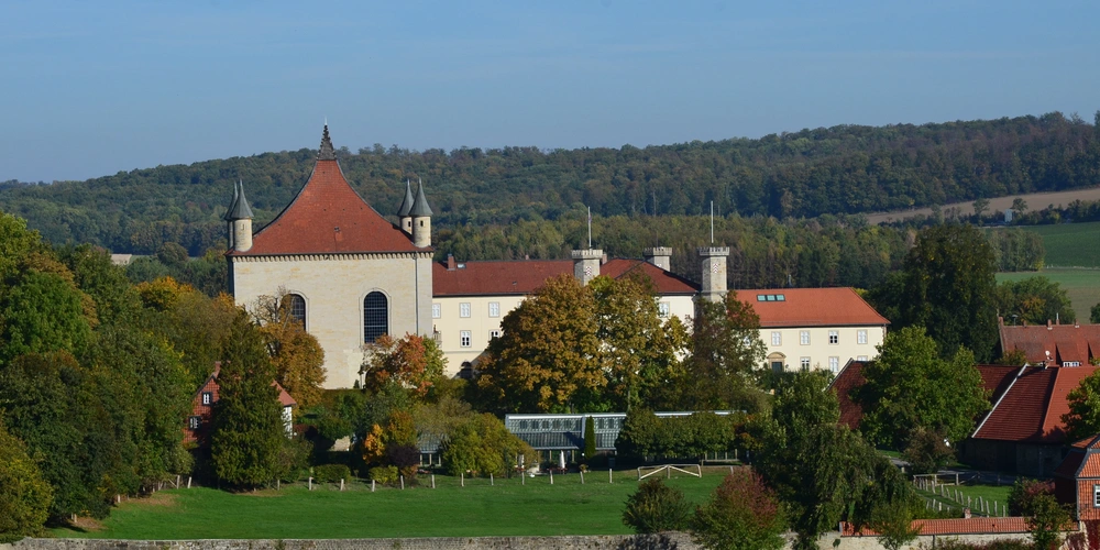 Schloss Derneburg im Herbst 
