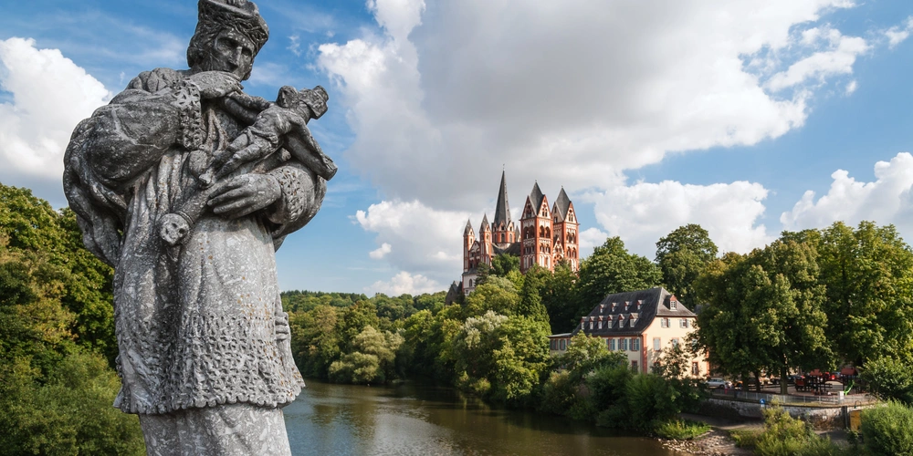 Limburger Dom im Hintergrund, Fluss Lahn und Statue im Vordergrund