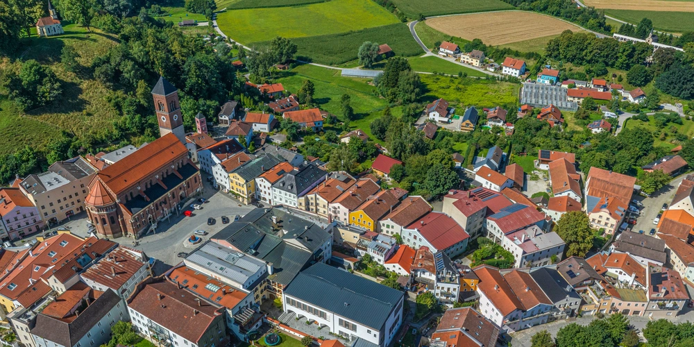 Blick auf Kraiburg am Inn im Alpenvorland im Kreis Mühldorf in Oberbayern Blick auf Kraiburg am Inn im Alpenvorland im Kreis Mühldorf in Oberbayern
