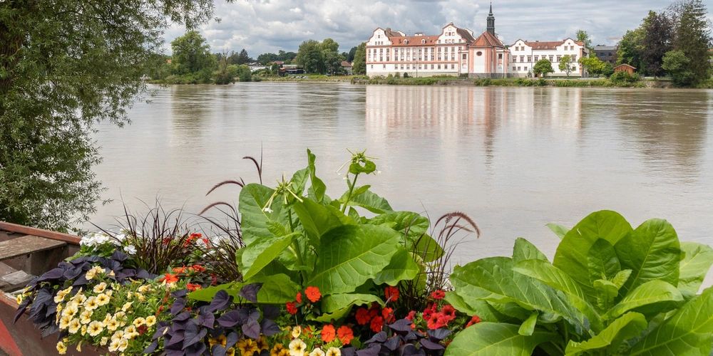 Blick von Schärding auf das Schloss Neuhaus am Inn Blick von Schärding auf das Schloss Neuhaus am Inn