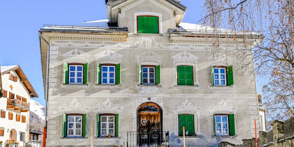 Haus mit Graffiti im Bergdorf Guarda