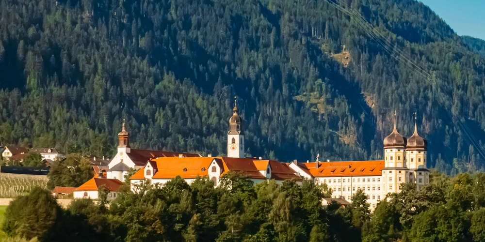 Sicht auf den Stift Stams mit Klostermuseum und Schnapsbrennerei