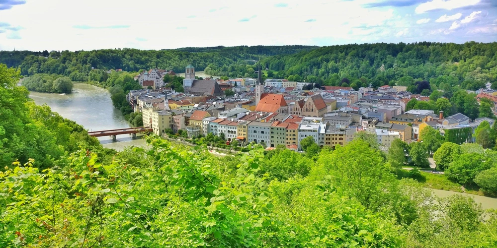Altstadt Wasserburg, die wie auf einer Insel in einer Innschleife liegt Altstadt Wasserburg, die wie auf einer Insel in einer Innschleife liegt