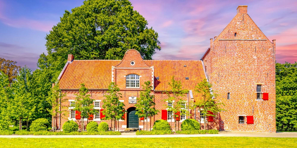 Steinhaus Bunderhee mit grüner Landschaft.