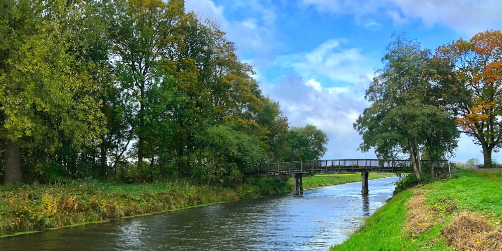 Brücke über die Ems bei Greffen im Herbst, Kreis Gütersloh, Westfalen, Ostwestfalen-Lippe 