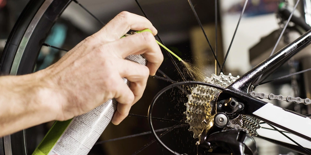 Person wartet sein Rad