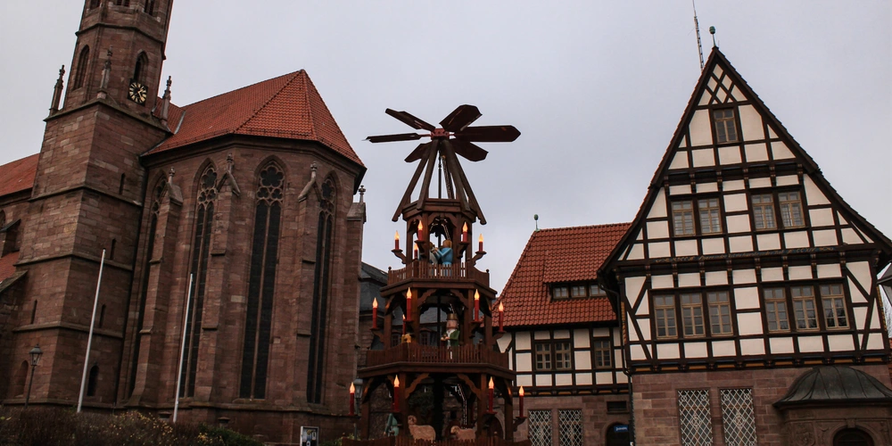 Das Eichsfeld zur Weihnachtszeit; Pyramide vor St. Martin im Heilbad Heiligenstadt 