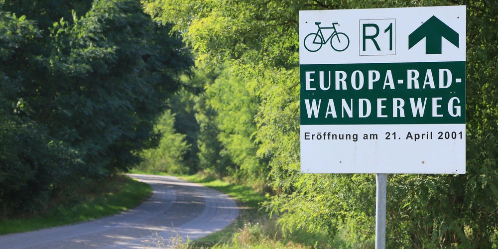 Schild mit der Aufschrift Europaradwanderweg R1 