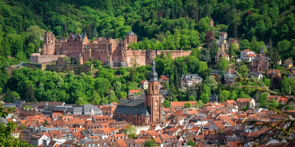 Panorama von Heidelberg mit dem Heidelberger Schloss und der Altstadt umgeben von Bäumen