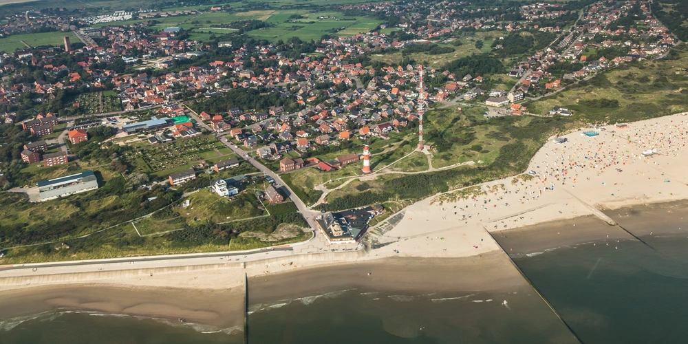 Luftaufnahme des Südstrandes Borkums