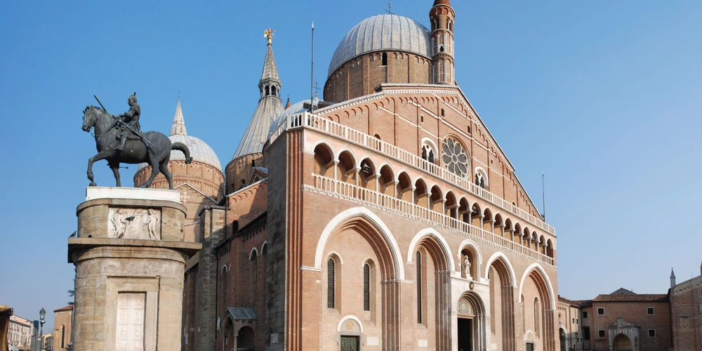 Die Basilica di Sant'Antonio in Padua bei klarem Himmel.