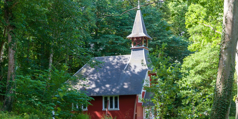 "Schwedenkirche" in Schweden gebaut und bei Ralswiek aufgestellt