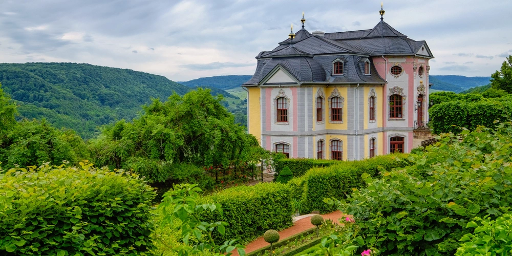 Dornburger Schloss umgeben von grünen Gärten und hügeliger Landschaft