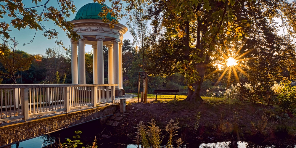 Sonnenuntergang am Musentempel am großen Parkteich im AGRA-Park Markkleeberg bei Leipzig. 