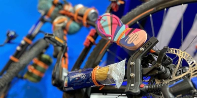 Fahrradrahmen an dem unterschiedliche Gegenstände mit einem flexiblen Gummiband befestigt sind