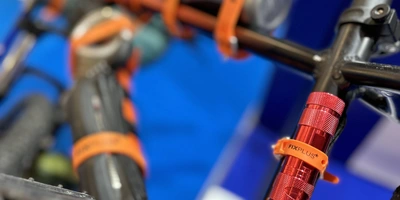 Fixplus Befestigung Fahrradrahmen an dem unterschiedliche Gegenstände mit einem flexiblen Gummiband befestigt sind