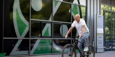 Tobias Brinkmann, Personalleiter bei Hannover 96, auf seinem Leasing-Bike