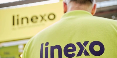 linexo Mitarbeiter auf der Messe Rücken eines Vertriebsmitarbeiters mit linexo Shirt vor dem Messestand
