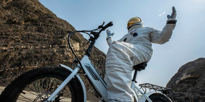 Nasa-Startup bringt Weltraumtechnologie auf die Straßen Astronaut sitzt auf einem Fahrrads mit Metallreifen