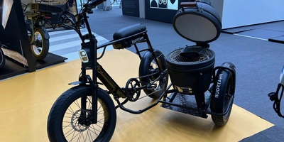 Fahrrad mit eingebautem Grill, ausgestellt bei der Eurobike2024