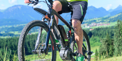 Ein E-Bike Fahrer in den Bergen